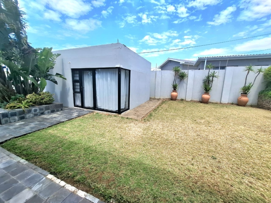 6 Bedroom Property for Sale in Gonubie Eastern Cape